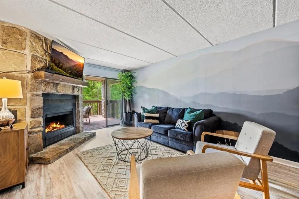 Views & Fireplace - Minutes To Gburg And Ober - Condo Gatlinburg Zewnętrze zdjęcie